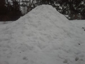 How to build a quinzhee snow structure: pile snow