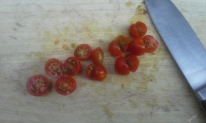 cut cherry tomatoes for juicing